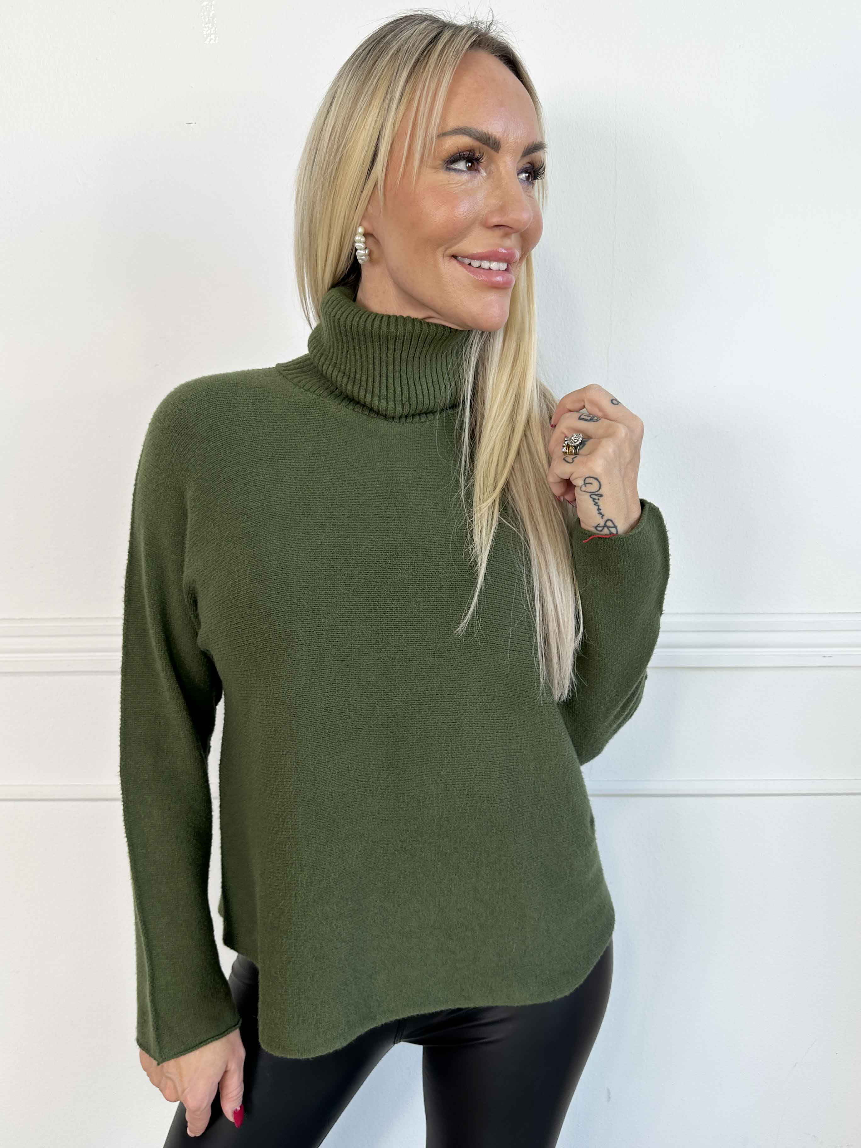 Sasha - Blød og simpel strikbluse med rullekrave